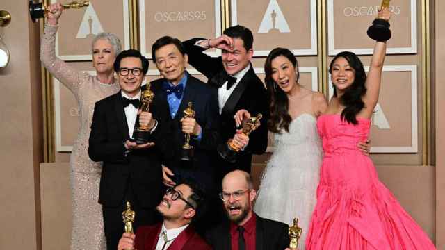 Los hacedores de 'Todo a la vez en todas partes' con sus Oscars.
