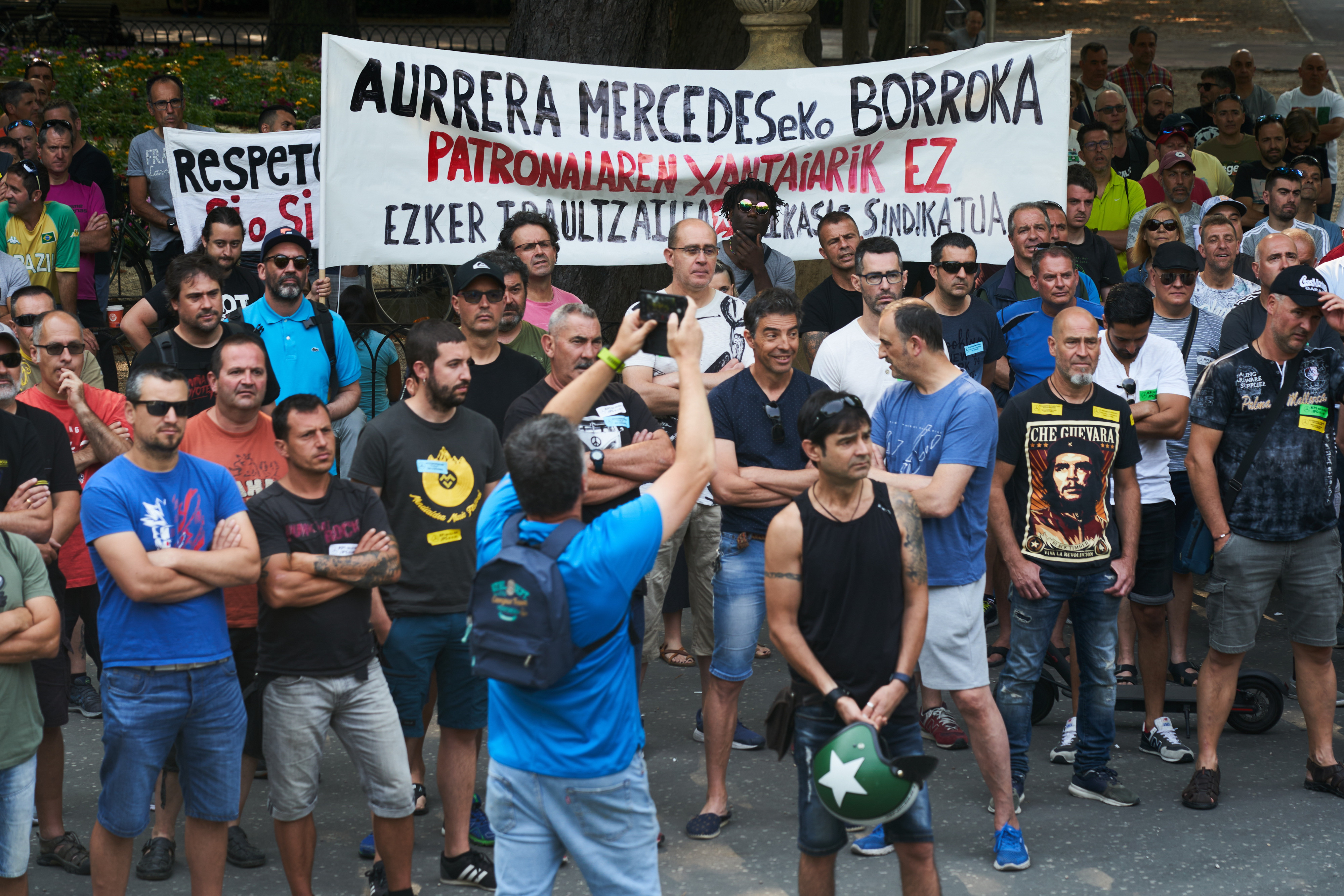 Trabajadores de Mercedes Vitoria durante la asamblea de este viernes / L. Rico (EFE)