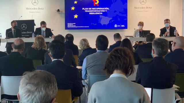 El secretario general de industria, Ral Blanco, con el Delegado del Gobierno, Denis Itxaso, la consejera de Desarrollo Econmico, Arantxa Tapia, y el director de Mercedes en Vitoria, Emilio Titos.