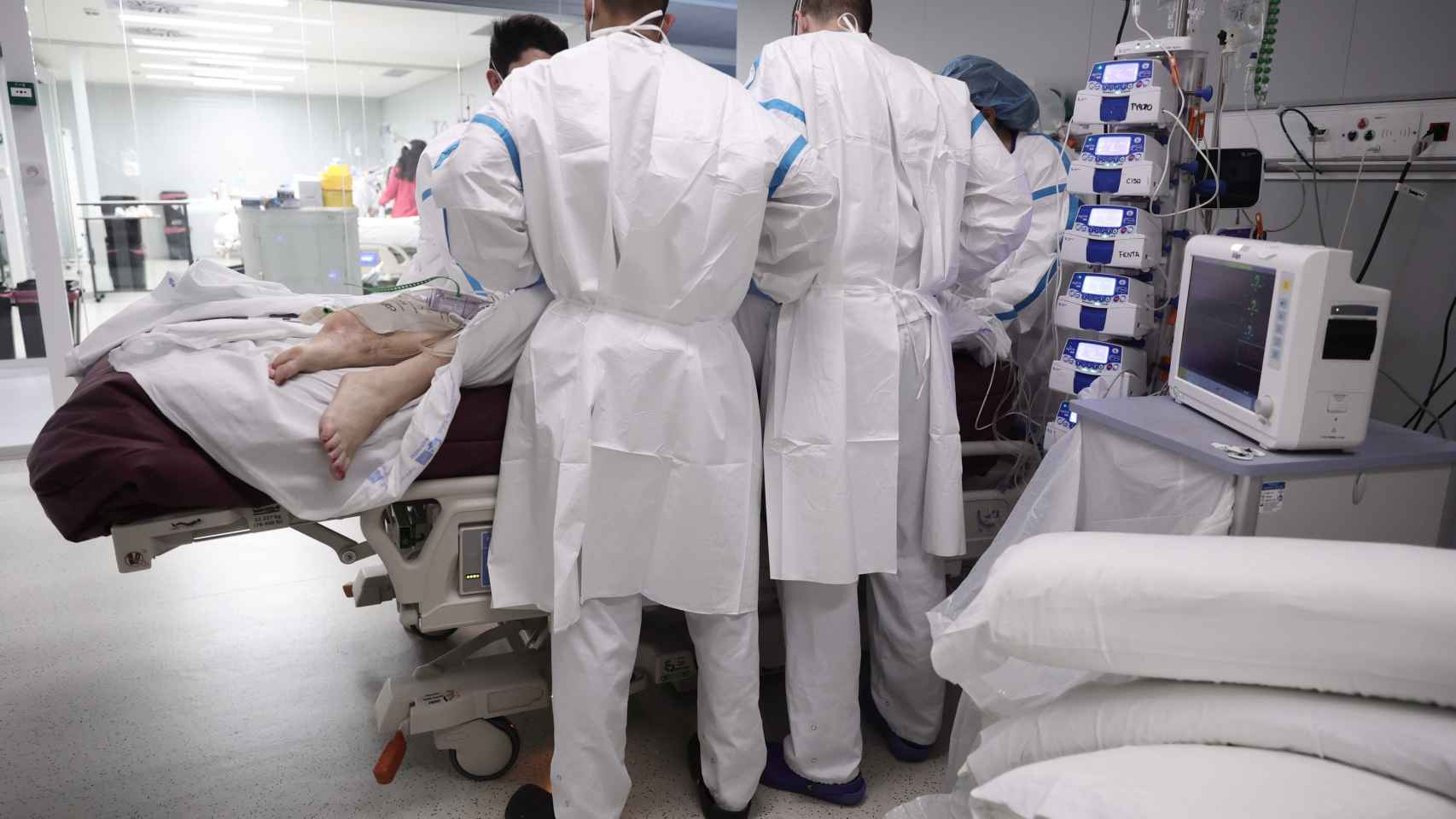 Varios enfermeros atienden a una paciente en la UCI/EP