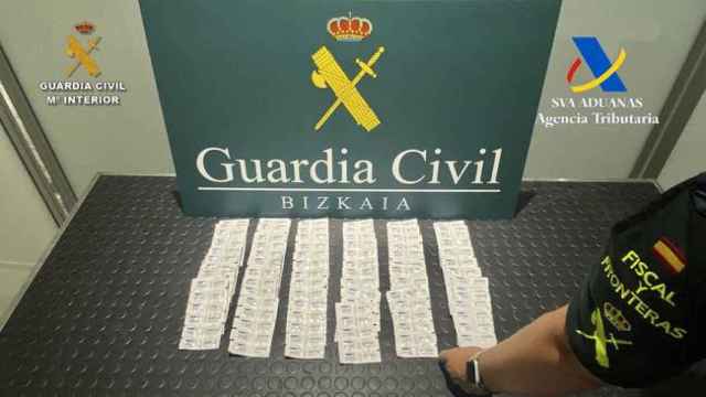 La Guardia Civil interviene 600 pastillas anabolizantes a un pasajero en Loiu. / Guardia Civil