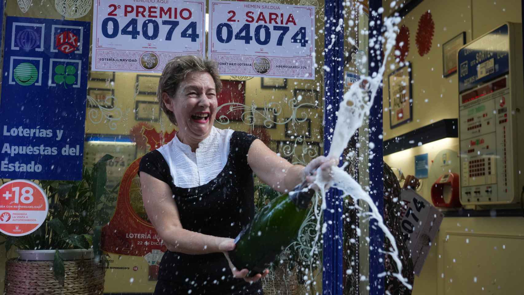Una empleada de la administracin situada en la calle Ledesma celebran que han vendido parte del nmero 04074. / EP