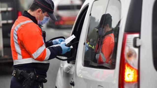 Agentes de la Ertzaintza sancionando a usuarios/ EFE