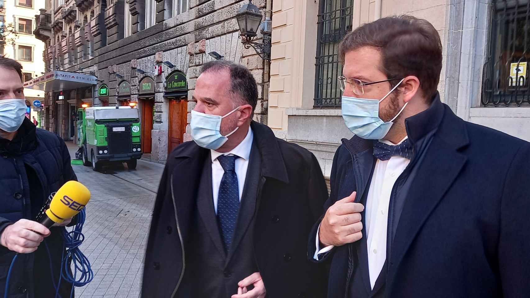 El presidente del PP vasco, Carlos Iturgaiz, junto al parlamentario Luis Gordillo./ EP