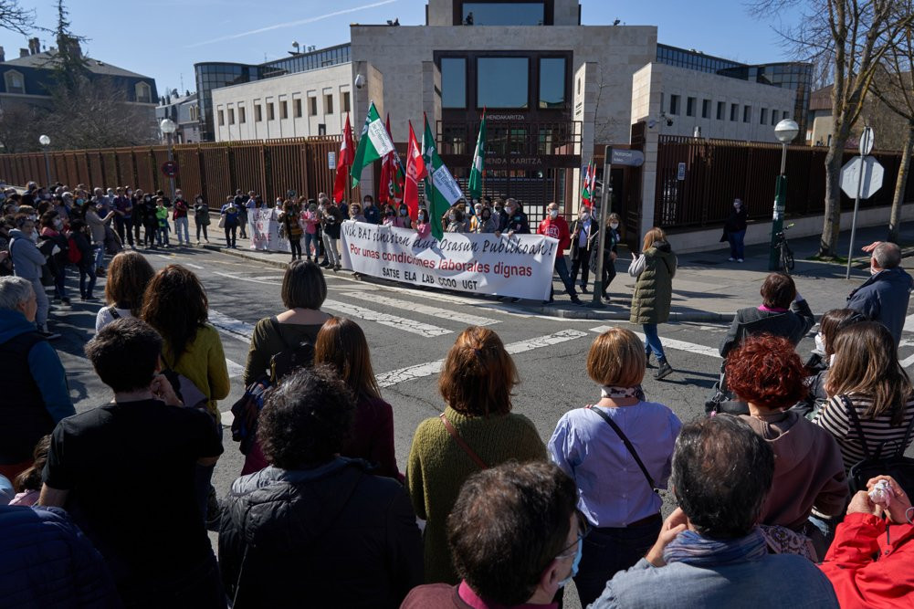 Arranque de la manifestación dentro de la huelga de Osakidetza frente a Lehendakaritza en Vitoria. / EFE