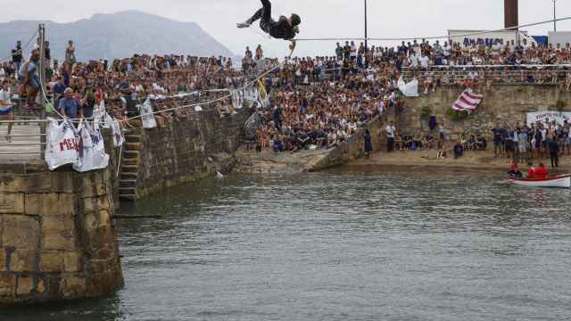 Un concursante cae al agua en la prueba de Alzadas celebrada este viernes en las fiestas del Puerto Viejo de Getxo / Miguel Toa (EFE)