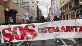 Manifestacin de hosteleros celebrada este viernes en las calles de Bilbao. IHINTZA TORRES
