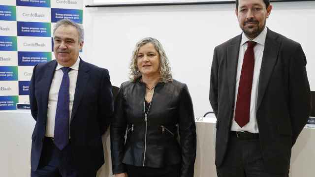 La presidenta de Confebask, Isabel Busto, junto a Eduardo Archaga y Pablo Martin en la presentacin del informe anual de Confebask / Luis Tejido (EFE)