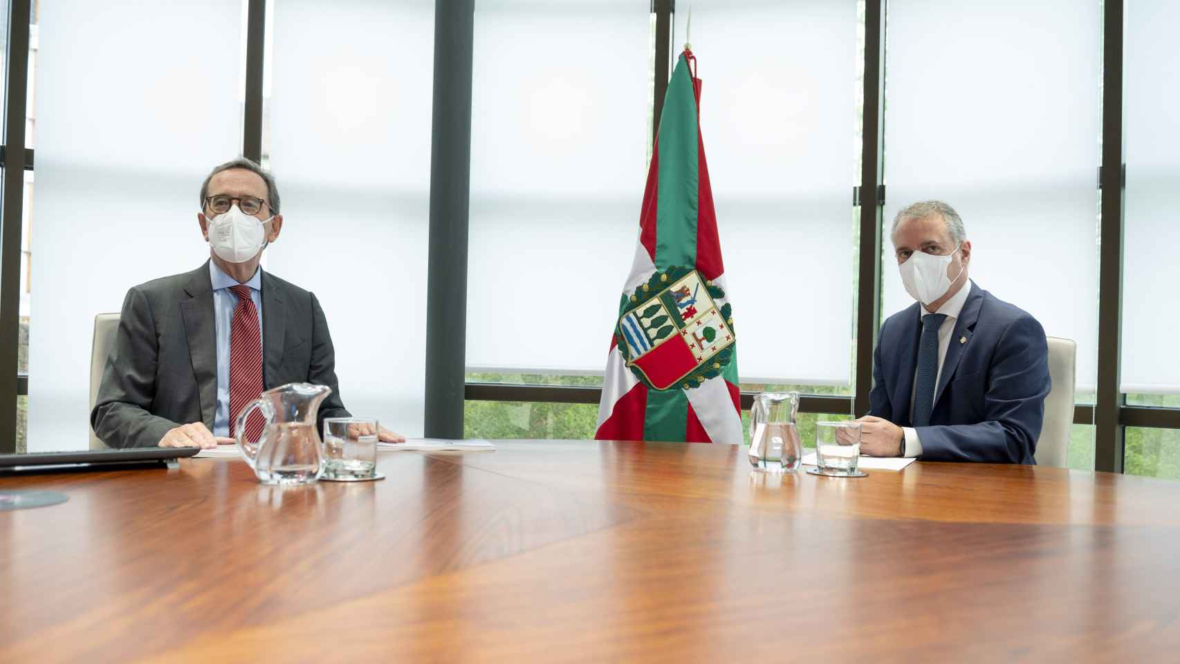 El Presidente de Kutxabank, Gregorio Villalabeitia junto con el lehendakari, Iigo Urkullu. / Irekia