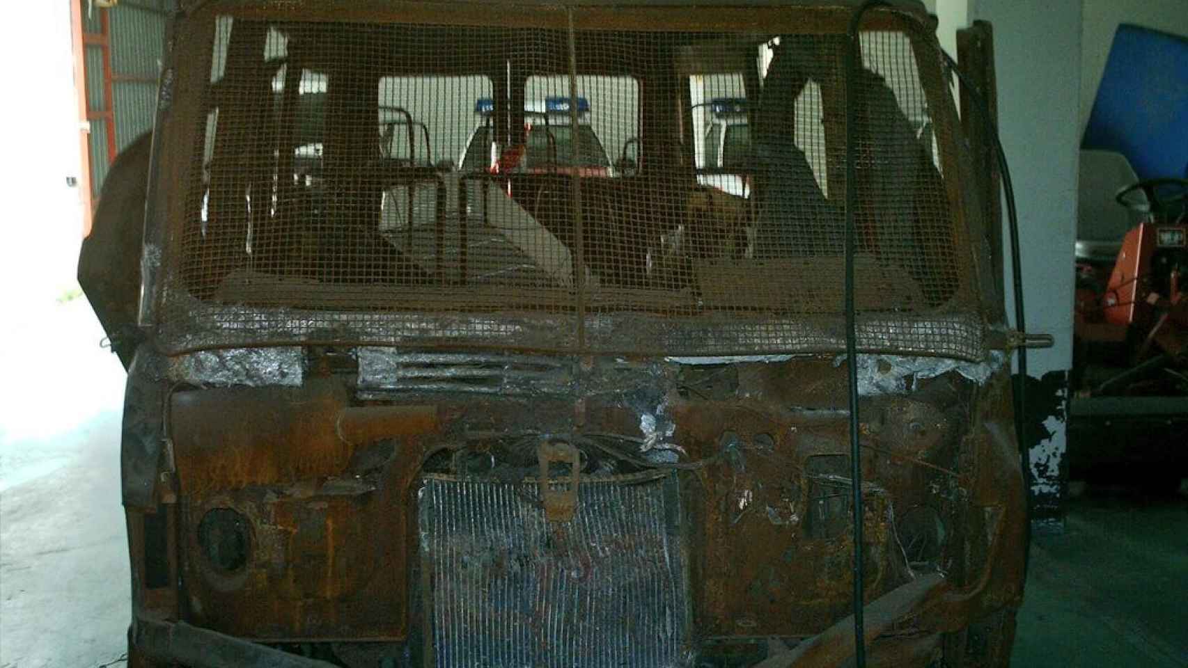 Vista frontal de la furgoneta calcinada en la viajaba el agente de la Ertzaintza Jon Ruiz Sagarna.