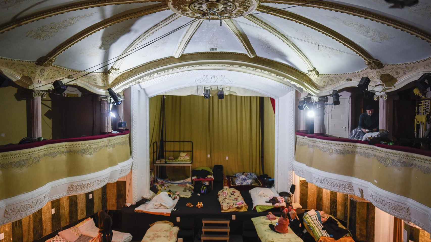 Numerosos refugiados de Ucrania son acogidos temporalmente en Les Kurbas Academic Theater. / EFE