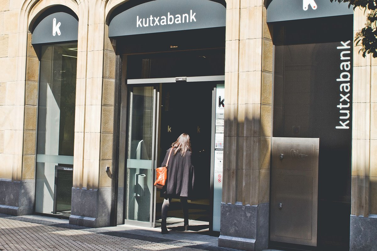 Una mujer entra en una oficina de Kutxabank, que este viernes vivirá su primera gran huelga. / Kutxabank