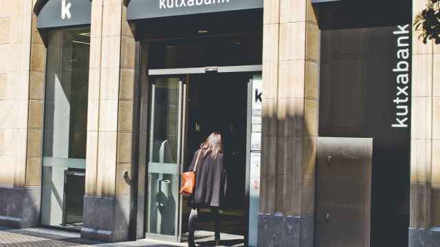 Una mujer entra en una oficina de Kutxabank, que este viernes vivir su primera gran huelga. / Kutxabank