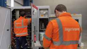 Dos trabajadores de Ingeteam trabajan en un convertidor / Ingeteam