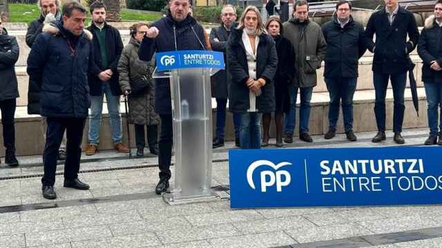 Carlos Iturgaiz habla en el acto del PP vasco en Santurtzi. / EP