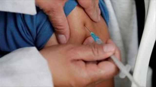 Personal de Osakidetza inoculando una vacuna a un paciente. / Efe