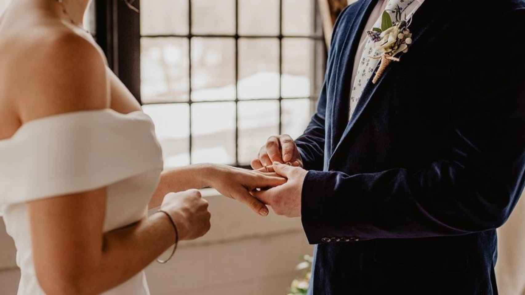 Una pareja de recin casados se intercambia los anillos en el da de su boda / PEXELS