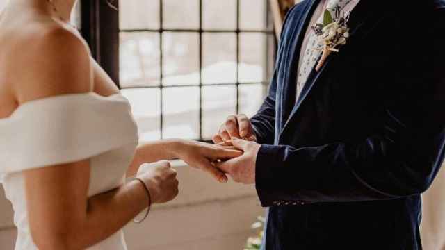 Una pareja de recin casados se intercambia los anillos en el da de su boda / PEXELS