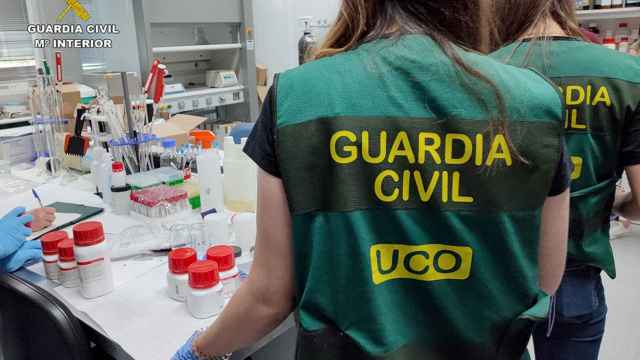 La Guardia Civil desarticulan una red que operaba en Gipuzkoa dando medicamentos prohibidos a deportistas de lite. / Guardia Civil