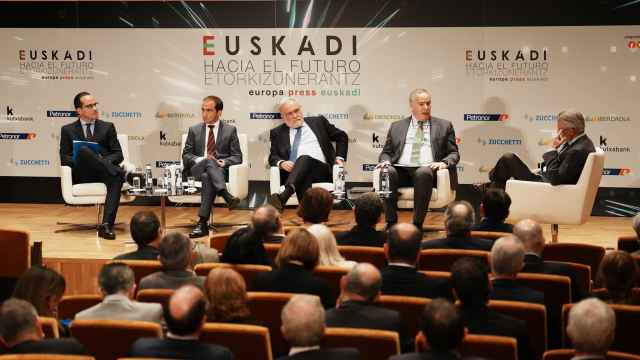 José Ignacio Zudaire, en el centro, presidente del Corredor Vasco del Hidrógeno, en una mesa redonda / EP