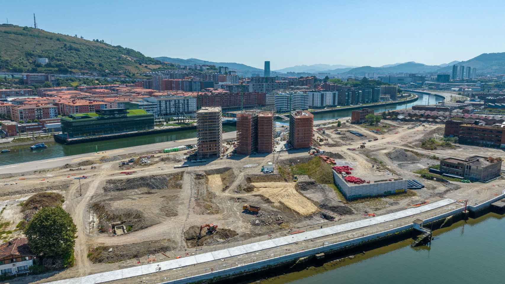 Viviendas en construcciçon de Jaureguizar en la Punta Norte de la isla de Zorrotzaurre, en Bilbao. / Jaureguizar