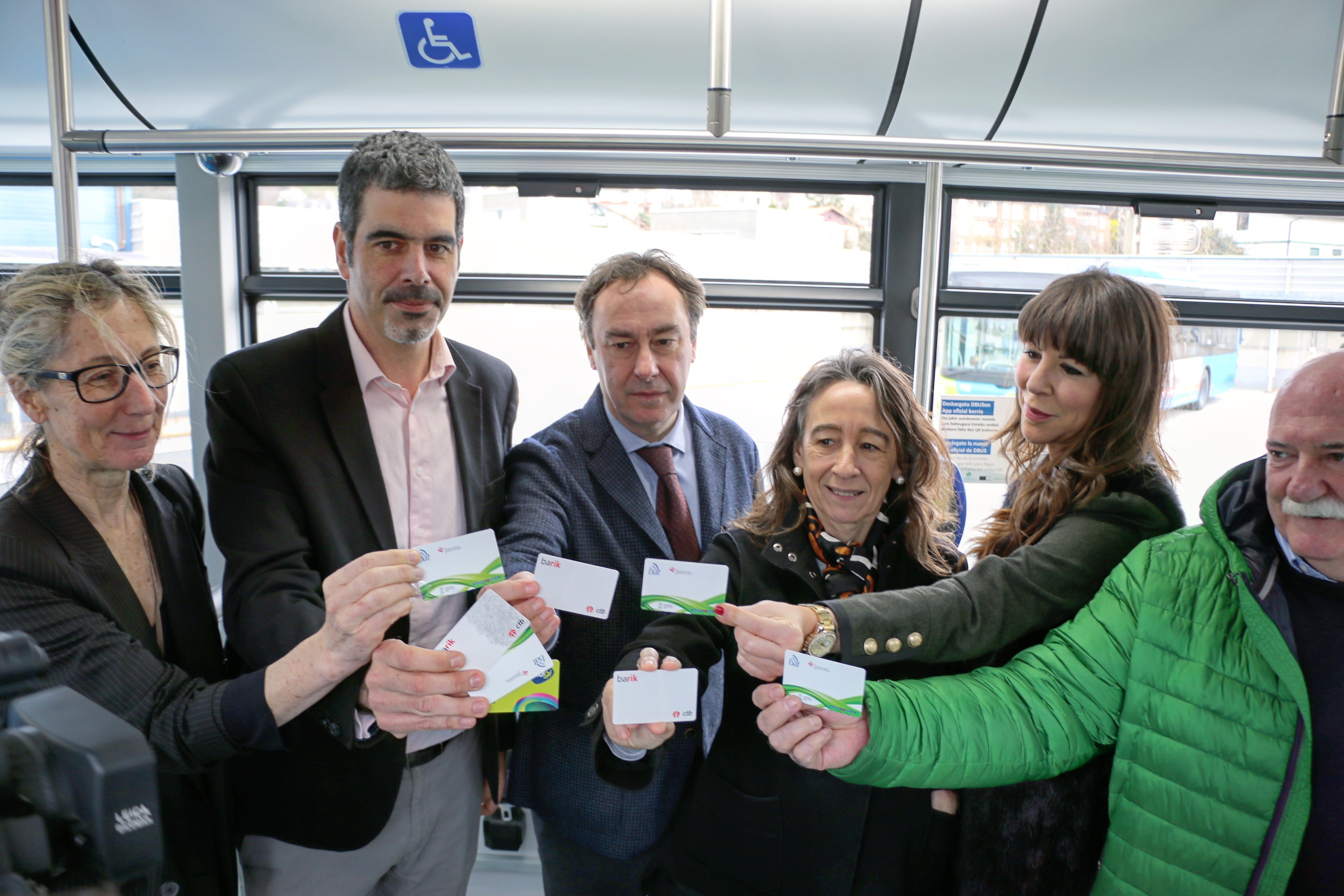Cargos de los tres territorios sostiene las tarjetas del transporte público de cada uno: la Mugi, la Barik y la tarjeta BAT / Irekia