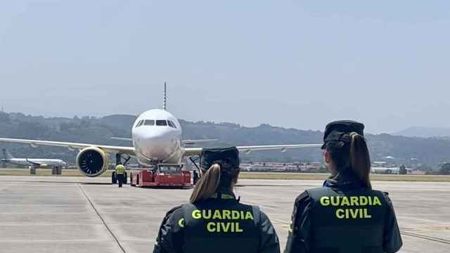 Agentes de la Guardia Civil en la pista del aeropuerto. / SUBDELEGACIN DEL GOBIERNO