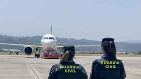 Agentes de la Guardia Civil en la pista del aeropuerto. / SUBDELEGACIN DEL GOBIERNO