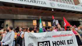 La plataforma Carta de Derechos Sociales de Euskal Herria protesta contra la RGI en la sede del Gobierno vasco en Bilbao. / Twitter: @EskubideenKarta