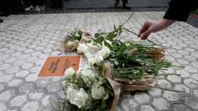 Flores sobre una placa en recuerdo de una vctima de ETA en San Sebastin./ EP
