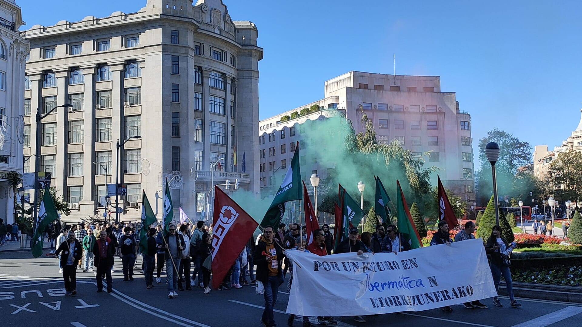 Marcha de los sindicatos de Ibermática a la altura de Moyua / CV