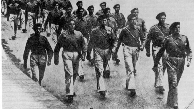 Desfile de agentes de la Ertzaña republicana en marzo de 1937