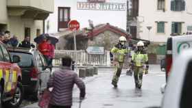 Los bomberos intervienen en una vivienda de Zaldibia tras un escape de gas./ Efe