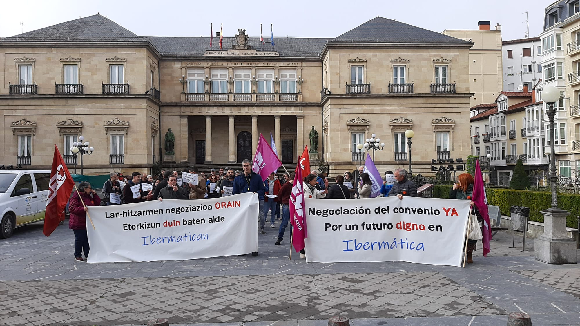 Concentración de los trabajadores de Ibermática frente a la Diputación de Álava / CV