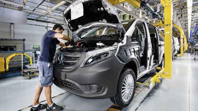 Trabajadores de la planta de Mercedes-Benz de Vitoria. / EP