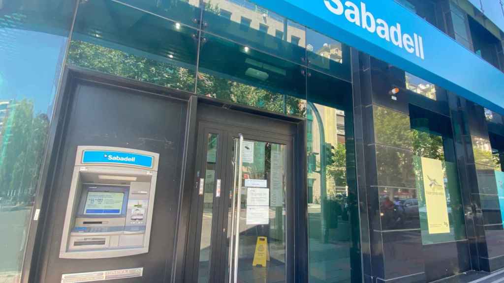 Oficina de Banco Sabadell, donde la profesionalidad de los empleados y la cercana al cliente son determinantes / EP