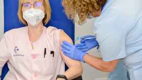Una profesional de Osakidetza es vacunada en un centro hospitalario vasco. EP