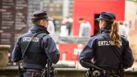 Detienen a dos hombres en Bilbao tras intentar robar a una mujer y agredir al amigo de la vctima / EFE
