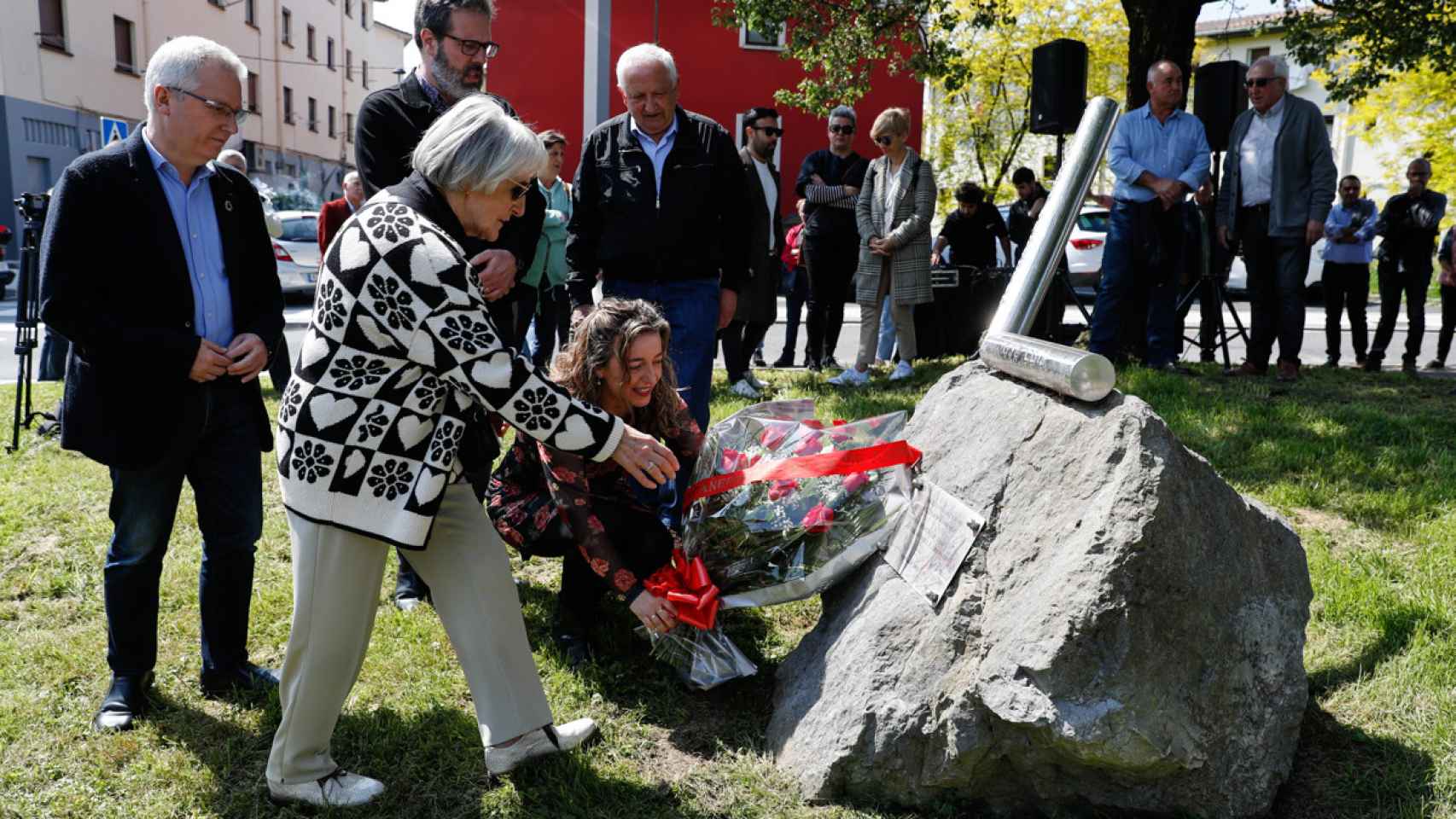 Los socialistas homenajean en Andoani al periodista Jos Luis Lpez de Lacalle, asesinado por ETA hace 22 aos. / EFE