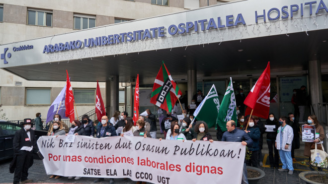 Los sindicatos ELA, Satse, LAB, CCOO y UGT durante una de las concentraciones en Txagorritxu. / EFE