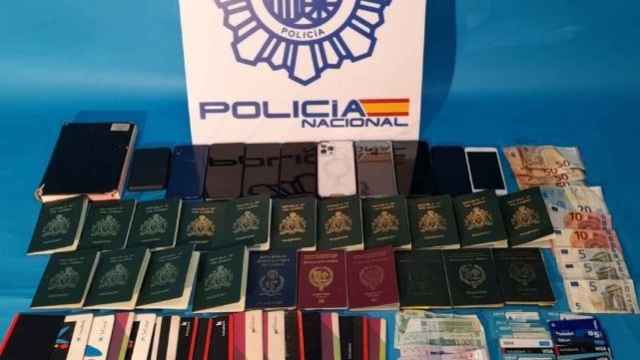 Documentos falsificados intervenidos en una operacin policial / POLICA NACIONAL