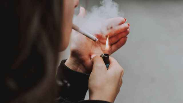 Una persona fuma tabaco / UNSPLASH