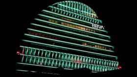 El edificio La Vela de BBVA iluminado de color verde / EP