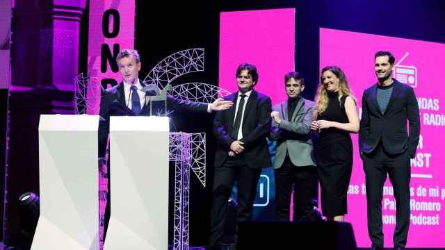 El periodista Pablo Romero recogiendo el premio Ondas a Mejor Podcast en 2018 por 'Las tres muertes de mi padre'. / Premios Ondas