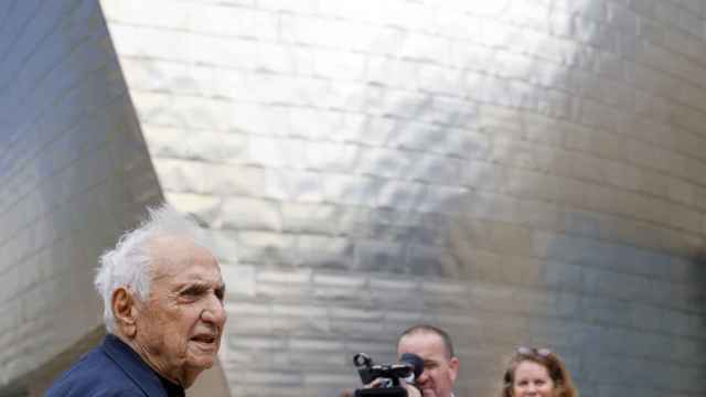 El arquitecto Frank Gehry posa ante el Museo Guggenheim de Bilbao que l dise. / EFE