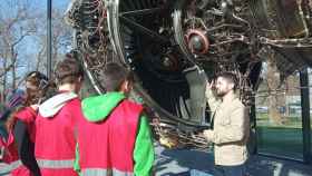 Estudiantes de la ikastola Asti Leku, de Portugalete, visitan las instalaciones de ITP Aero en Zamudio. / CV