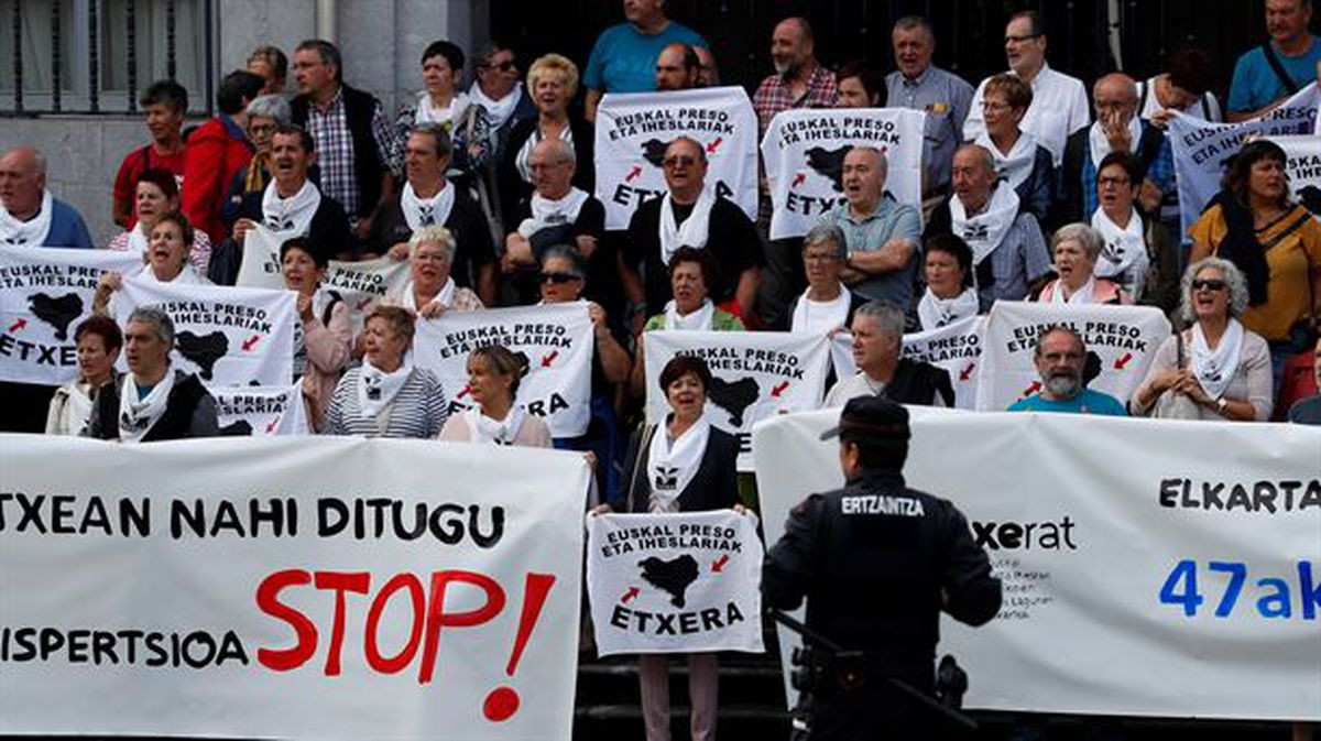Manifestación por el acercamiento de presos de ETA a Euskadi. / Efe