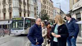 La candidata a la Alcalda del PP en Vitoria, Ainhoa Domaica, renovar la flota decadente de autobuses de Vitoria si es alcaldesa / PP Vasco