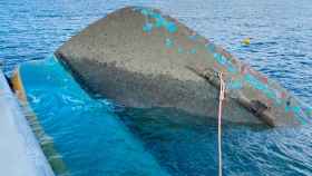 'Penguin 2', el barco finlands abandonado en el Puerto de Bilbao est prcticamente hundido. / CV
