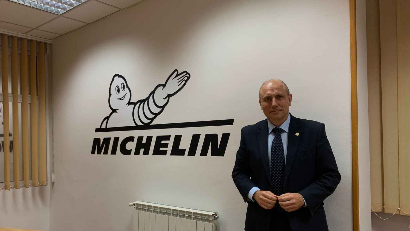El director general de Michelin Vitoria, Csar Moux, en una sala de reuniones de la factora / CV